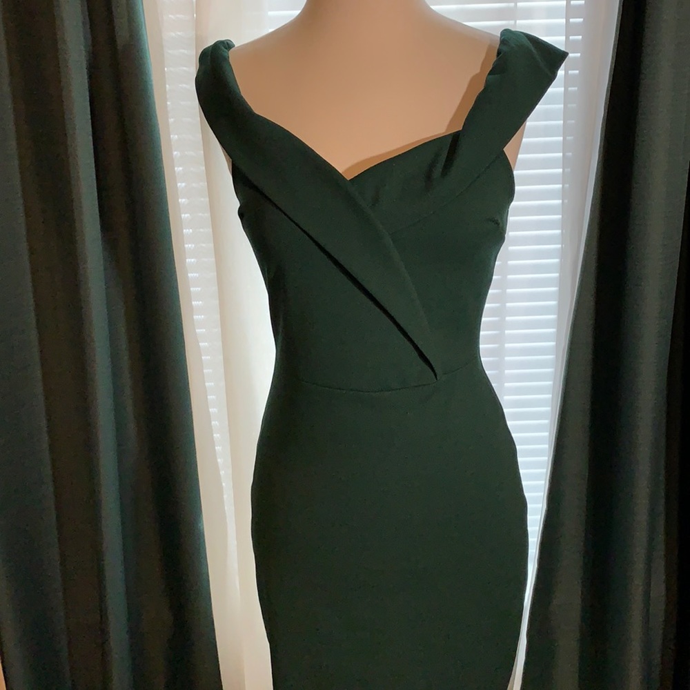 An emerald fitted dress! Very beautiful and in great condition!